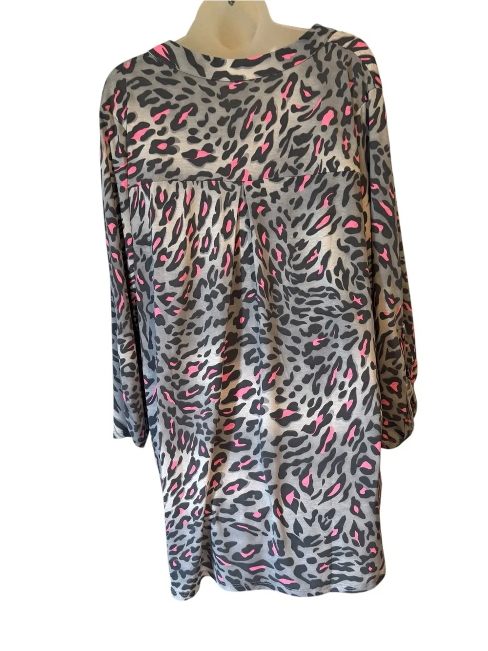 Women's Grey and Pink Leopard Print Top - PLUS: 2X #E - Picture 4 of 7